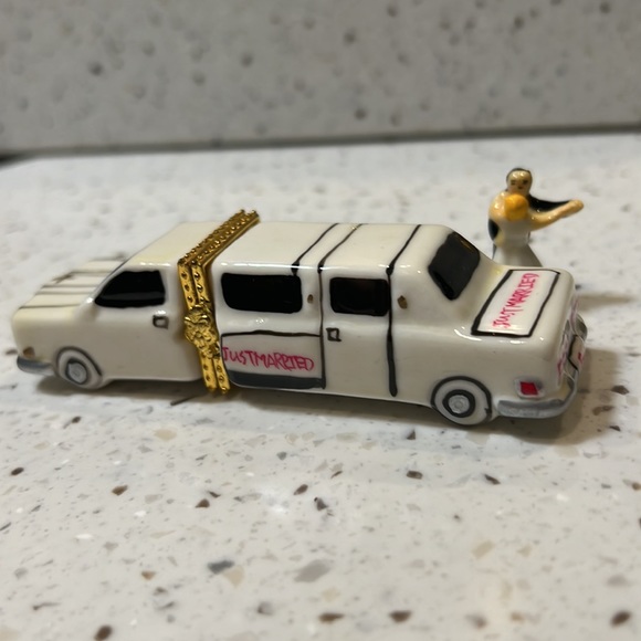 Just Married White Limousine wedding trinket box with mini bride and groom - Picture 2 of 12
